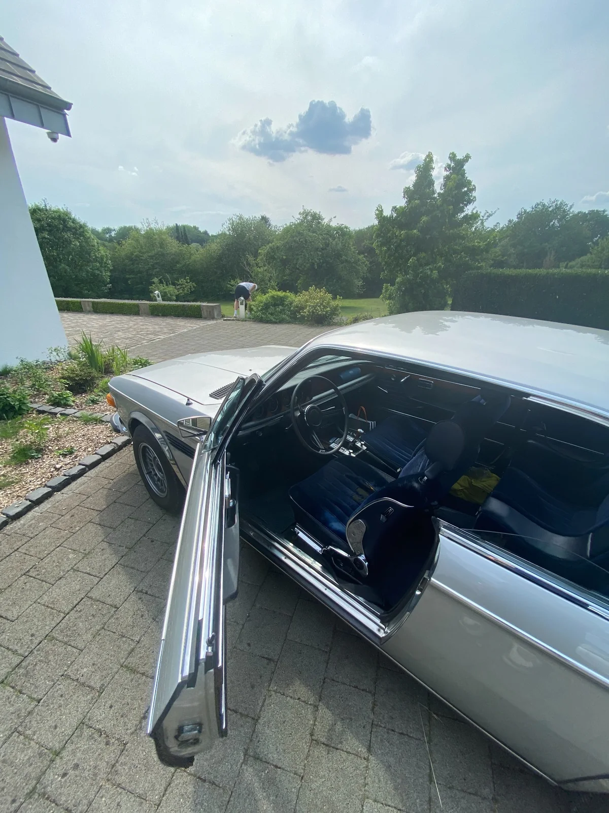 Geöffneter Innenraum des BMW E9 3.0 CSi Oldtimers