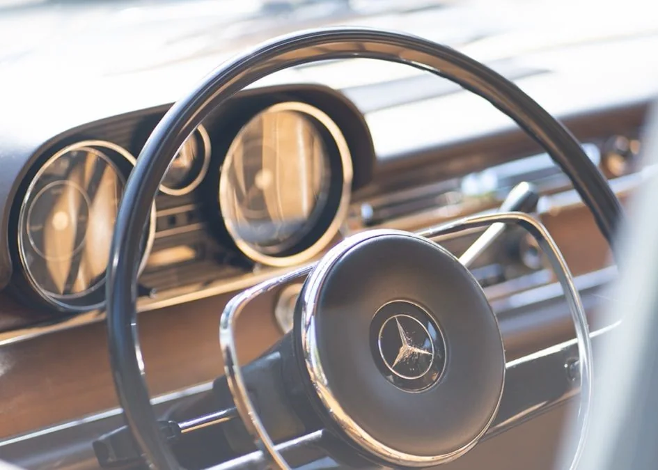 Lenkrad und Armaturen eines klassischen Mercedes-Benz Oldtimers