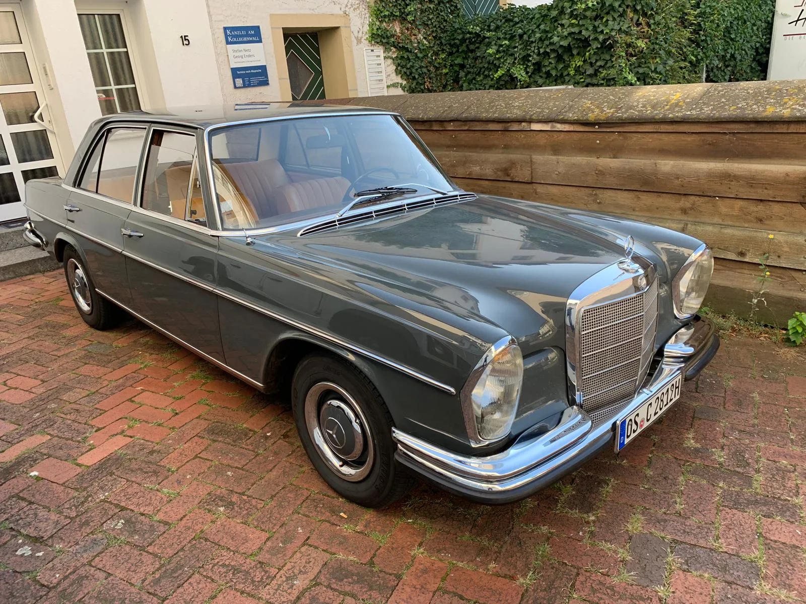 Mercedes-Benz W108 von 1966 in Arabergrau