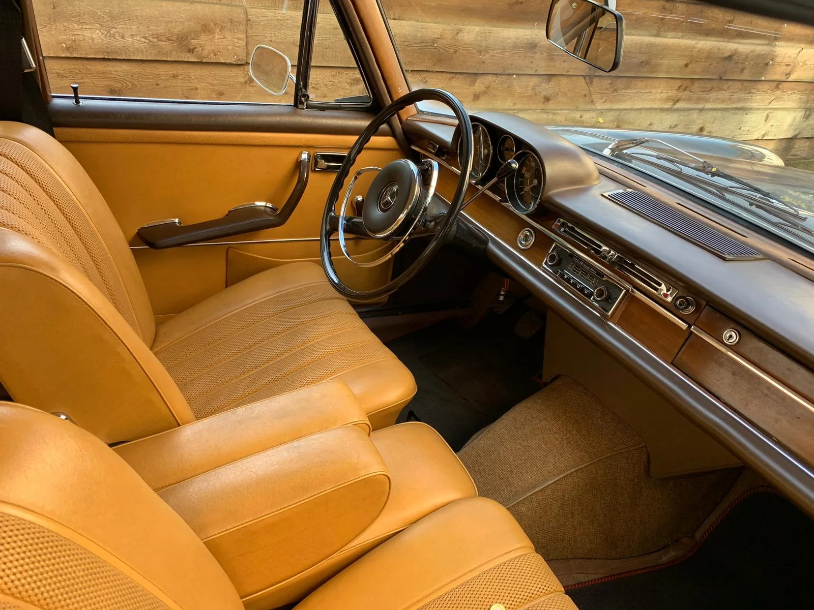 Beige Lederausstattung und Holzarmaturen im Mercedes-Benz W108